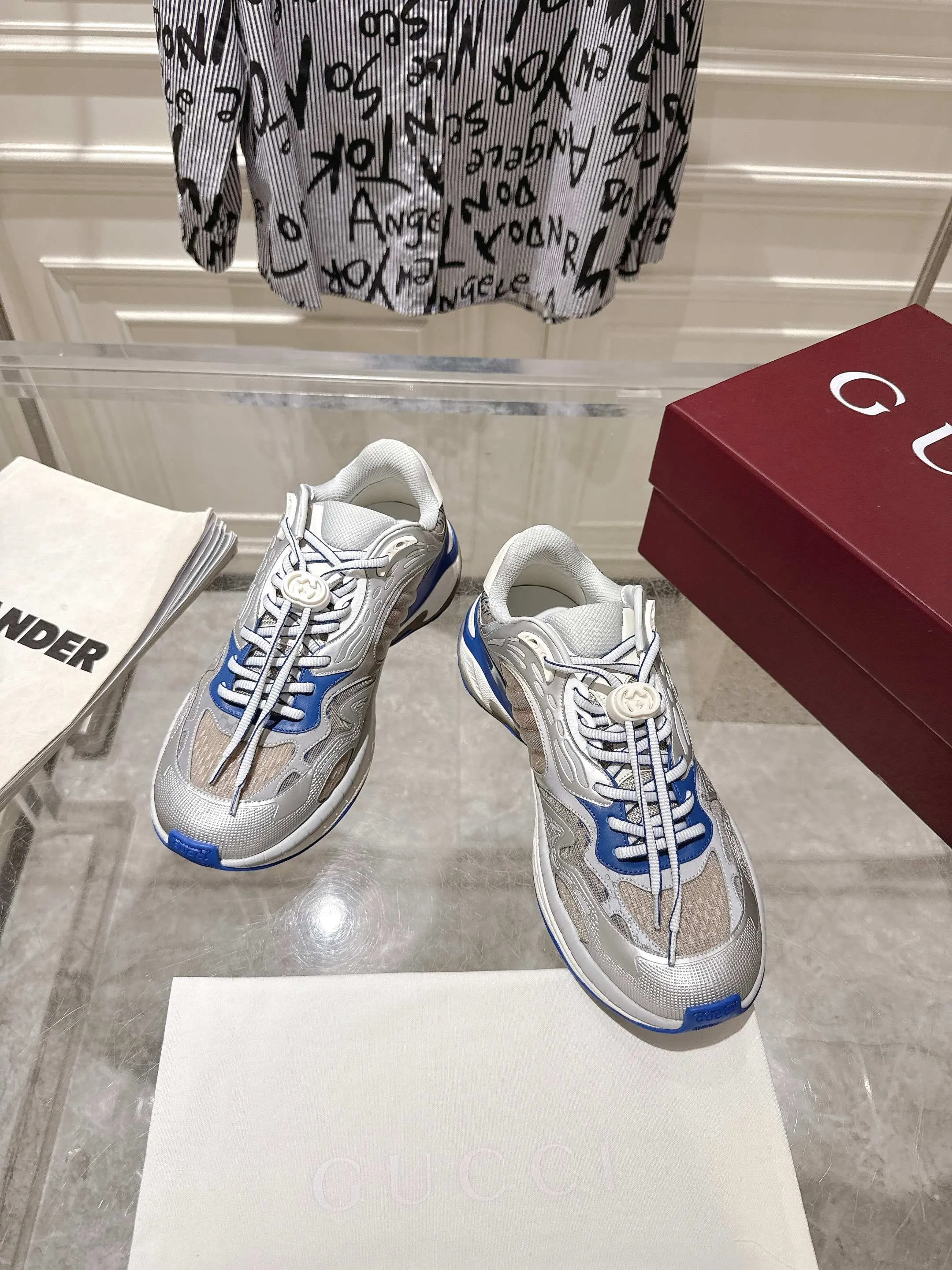 👟👟Ex-factory price 980👟👟Upgraded version with airplane case Gucci Gucci 25ss hot new style couple style retro sports shoes dad shoes This Gucci 2.0 reinterprets the brand's iconic striped webbing elements. This new interpretation of iconic details uses EVA thick soles with a smart silhouette, bringing a stable and comfortable wearing experience. Delivered in exquisite packaging. Fabric: Made of original imported cowhide/technical fabric. Inner foot pad: Breathable mesh. Heel height: 4cm. Sole: Original customized ultra-light foam rubber outsole. Size: 35-45 (women's size 40, men's size 45, custom-made, non-returnable)